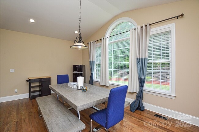 Building Photo - 5004 Woodview Ln