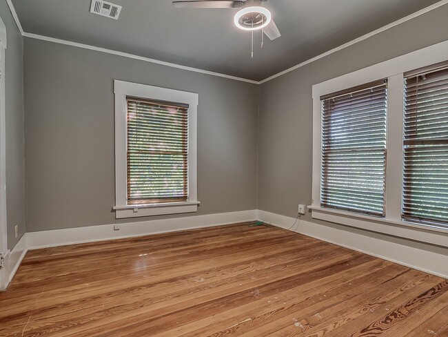 Building Photo - Charming Updated Mesta Park Duplex - New S...