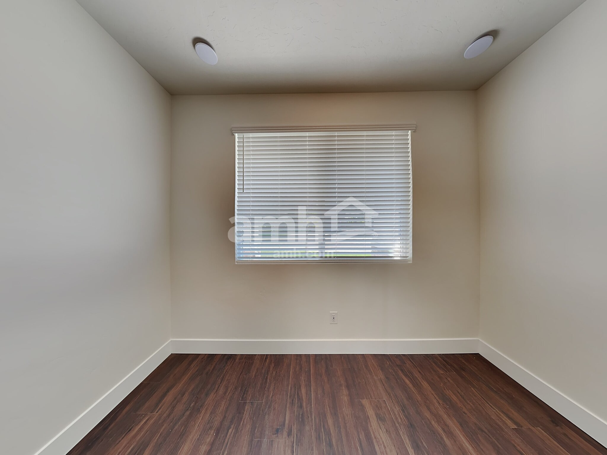 Building Photo - 1304 N Barkvine Ave