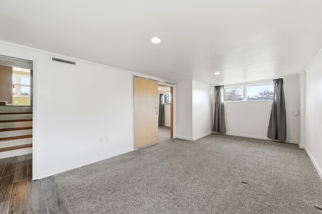 Building Photo - 1346 Phillips Ln