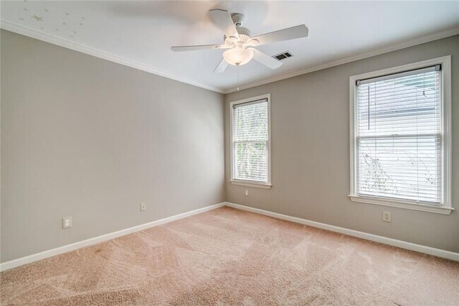 Building Photo - 2555 Ridgewood Rd NW