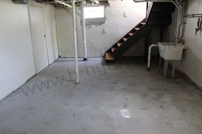 Building Photo - 609 45th St