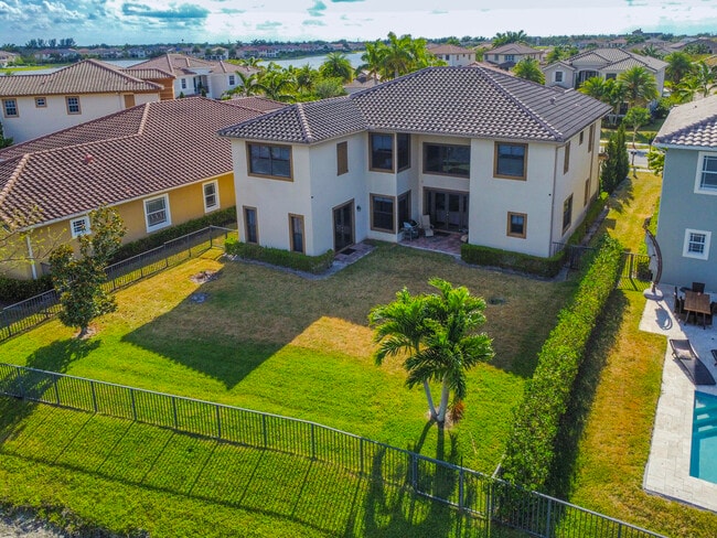 Building Photo - 8950 Lakeview Pl