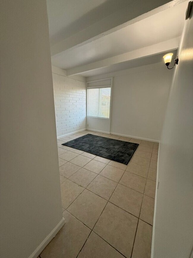 Building Photo - 2 Bed 1 Bath Spacious Apartment
