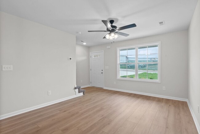 Building Photo - 1/2 off your first Months Rent! Close to downtown Clarksville & APSU! 2 Bed/2.5 Bath townhouse!