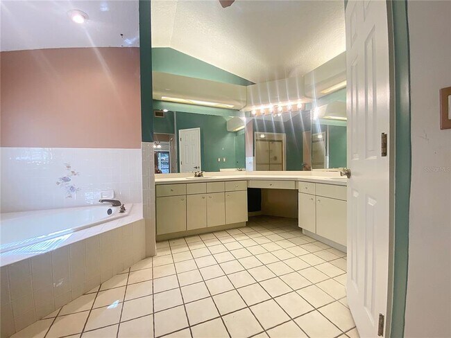 Building Photo - 994 Country Lake Cir