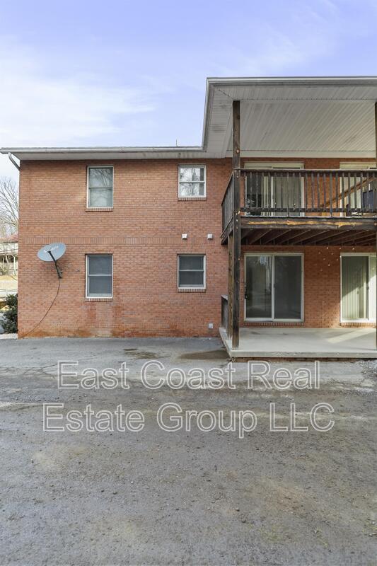 Building Photo - 131 Biser St