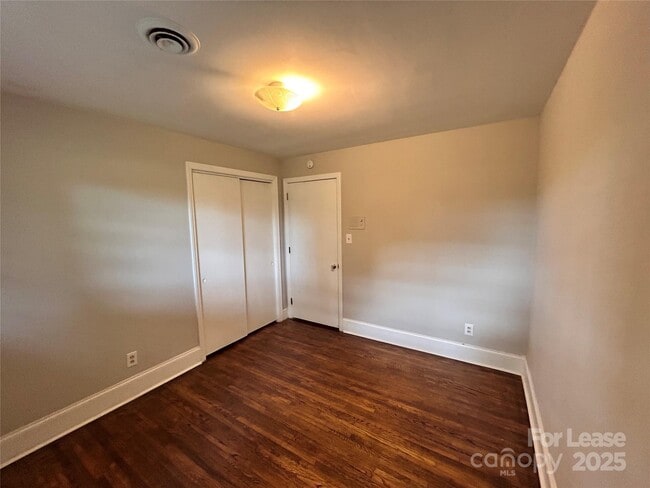 Building Photo - 1600 Plumcrest Dr