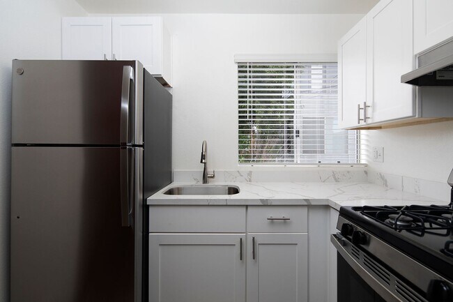 Building Photo - Gorgeous 2BR in Hillcrest with 2 Parking S...