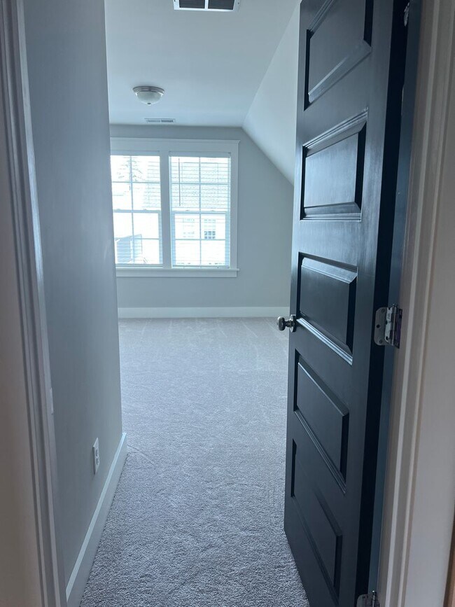 Building Photo - WOW!! One of the best Locations in one of the most desired neighborhoods