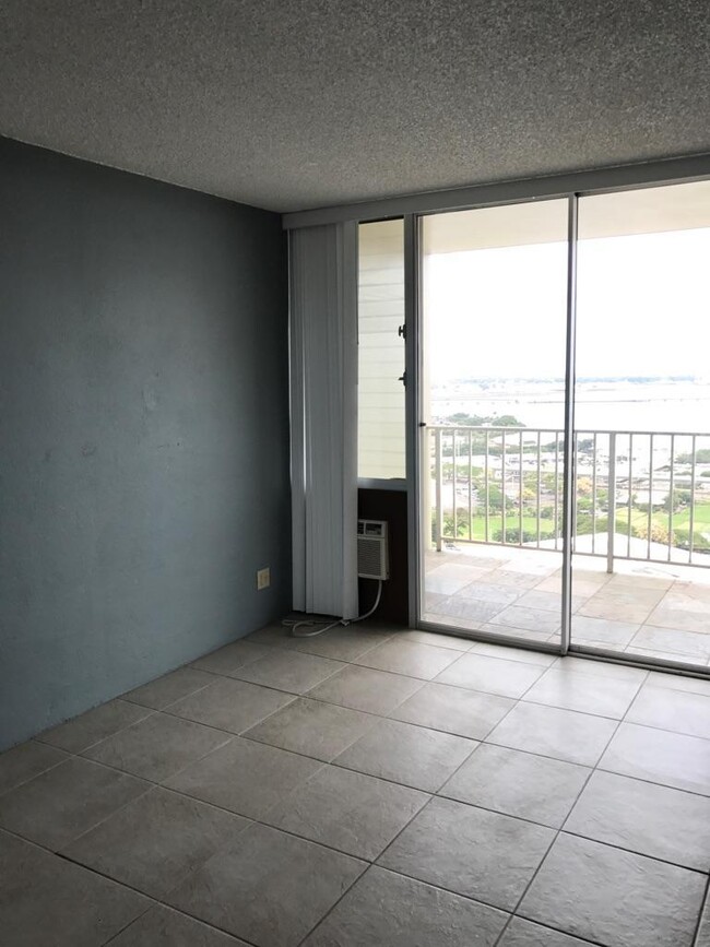 Building Photo - CONVENIENTLY LOCATED 1 BEDROOM / 1 BATH AP...