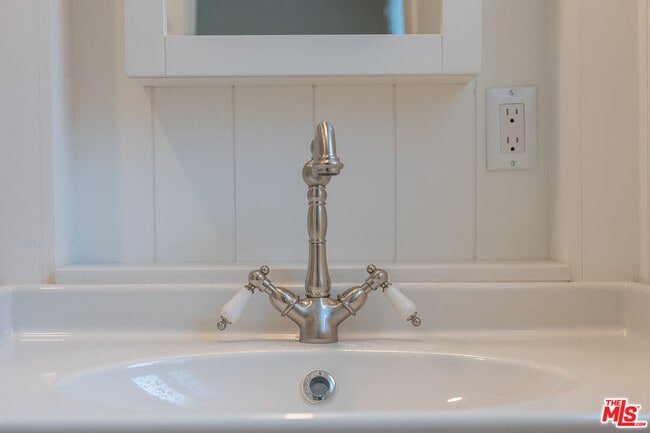 Building Photo - 314 N Venice Blvd