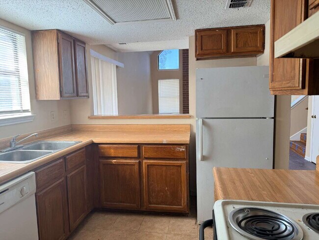 Building Photo - Two Bed/ Two Bath Duplex Home, Close to Ft. Sam Houston