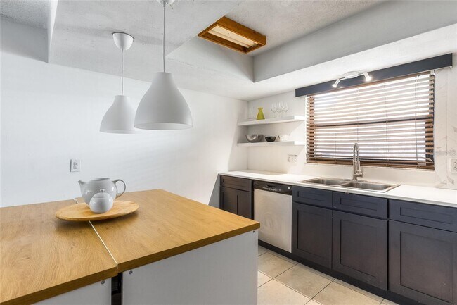 Building Photo - 5128 Lido St