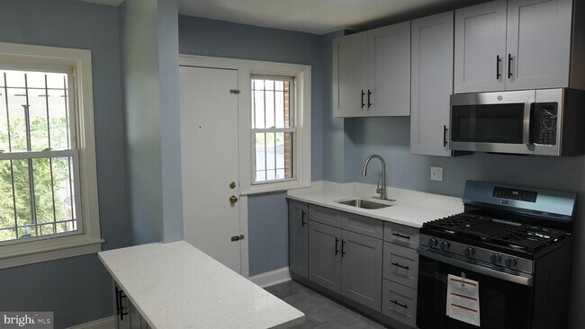 Building Photo - 4623 Jay St NE