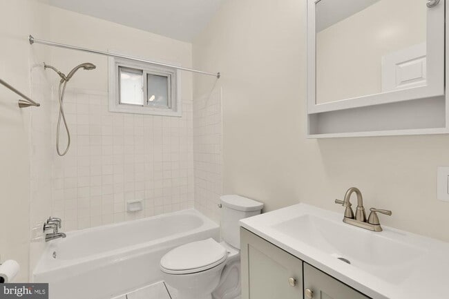 Building Photo - 1033 5th St NE