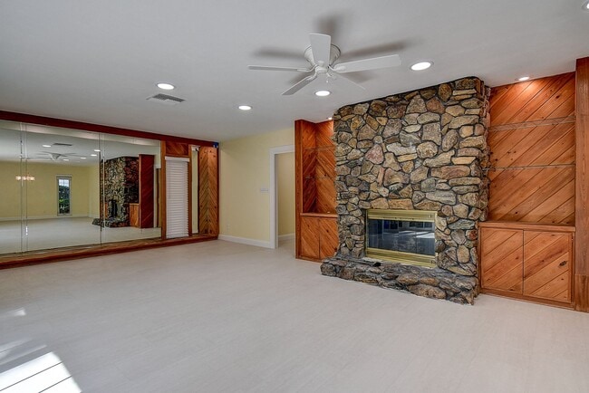 Building Photo - Luxurious 4 bedroom, 3 bath pool home.