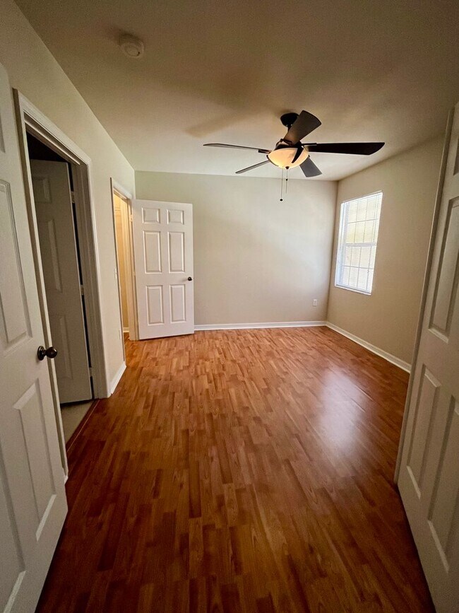 Building Photo - 1155 Villagio Cir