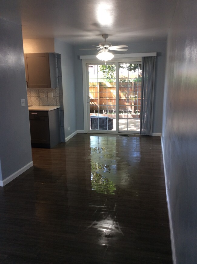 Building Photo - 1096 Bristol Ct