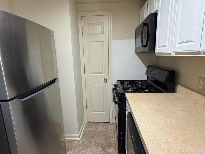 Building Photo - 7111 Donnell Pl