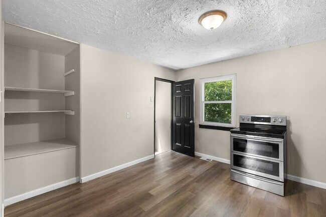 Building Photo - Charming 3-Bedroom Home with Fenced Yard a...