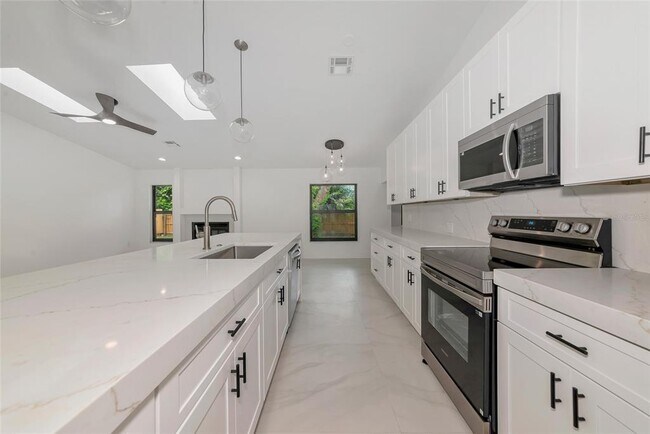 Building Photo - 1658 Ridgewood Ln