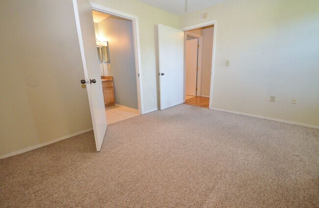 Building Photo - Windsor Park #514