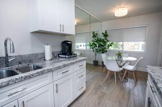 Building Photo - 555 S La Veta Park Cir