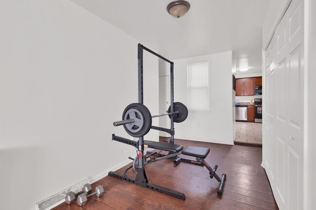 Building Photo - 3 Bed, 1.5 Bath House in South Side Flats