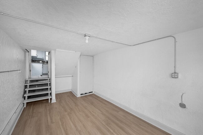 Building Photo - 1925 NW Oak Ave