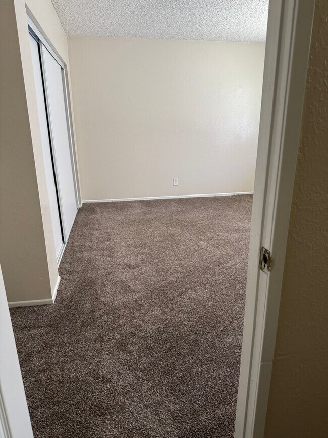 Building Photo - Apple Valley- Four Plex- 2 Bedrooms, 2 Bat...