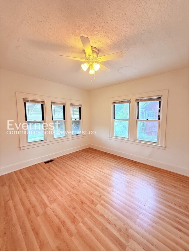 Building Photo - Charming Home with Fenced Yard & Hookups / 3 Beds & 1 Bath / Voucher Accepted / Pets Not Allowed ...