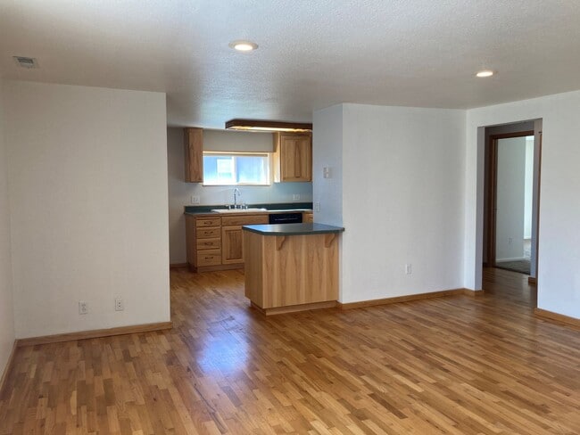 Building Photo - Spacious 4-Bedroom, 2-Bath Home with Daylight Basement, Large Yard & Two Fireplaces!.