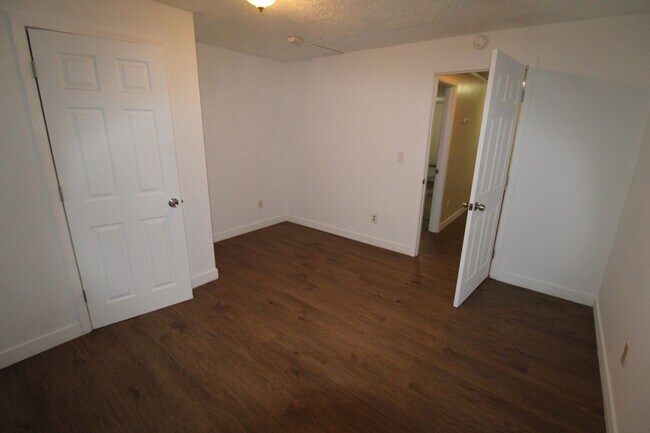 Building Photo - 623 E Sanson Ave