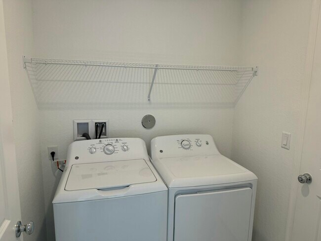 Building Photo - 664 Carlyle Wy