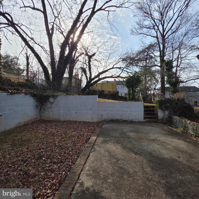 Building Photo - 716 71st Ave