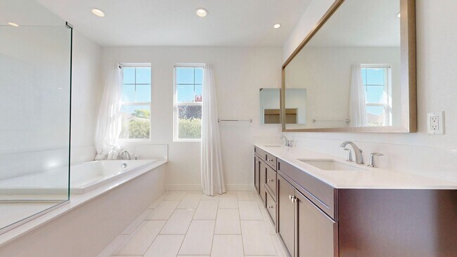 Building Photo - Bright & Beautiful 4 Bedroom 3 Full Bathroom Home!