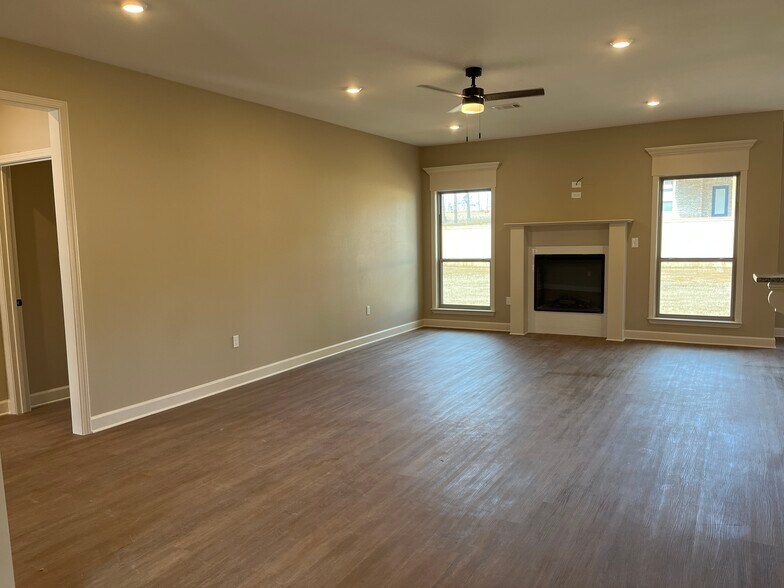 Building Photo - 137 Hayden Dr