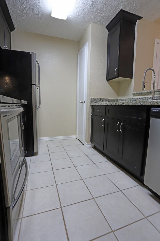 Building Photo - 2125 Augusta Dr