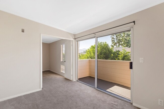 Building Photo - Excellent 1 Br 1Ba with Den in a Well Kept...