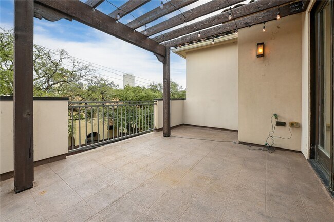 Building Photo - 307 Snover St