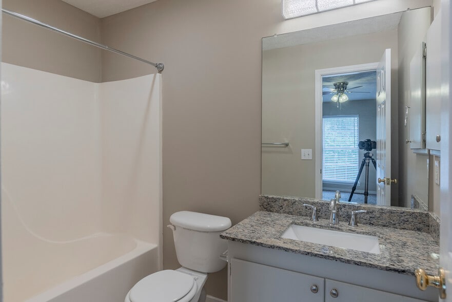 Unfurnished Unit - Bathroom (Upstairs) - 1255 Louisville St