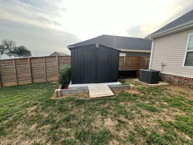 Building Photo - 3 Bedroom 2 Bathroom Home