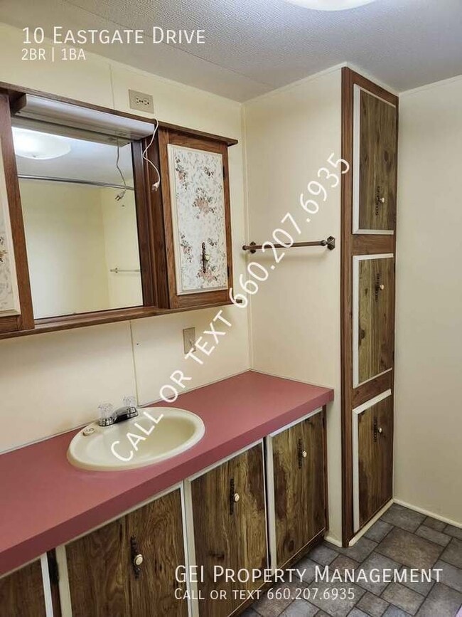 Building Photo - 10 Eastgate Dr