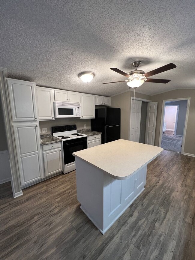 Building Photo - 3 Bedroom/2 Bathroom Home on 1 Acre of Land