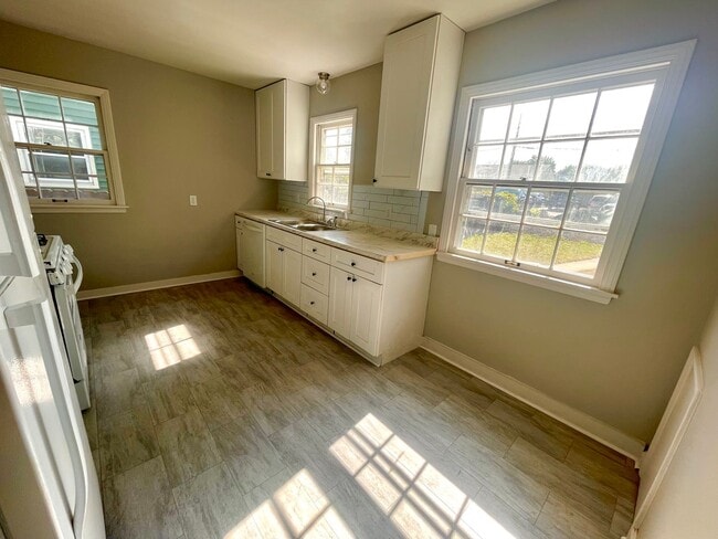 Building Photo - Charming 4bd. Tons of storage and 2 car garage!