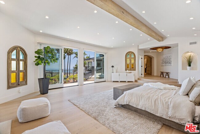 Building Photo - 5868 Zumirez Dr