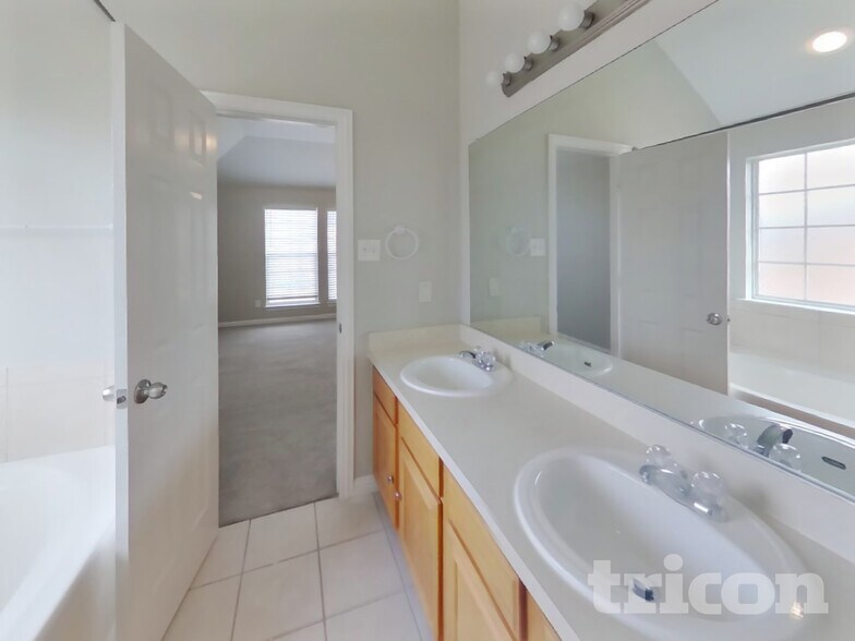 Building Photo - 2705 Lauren Way