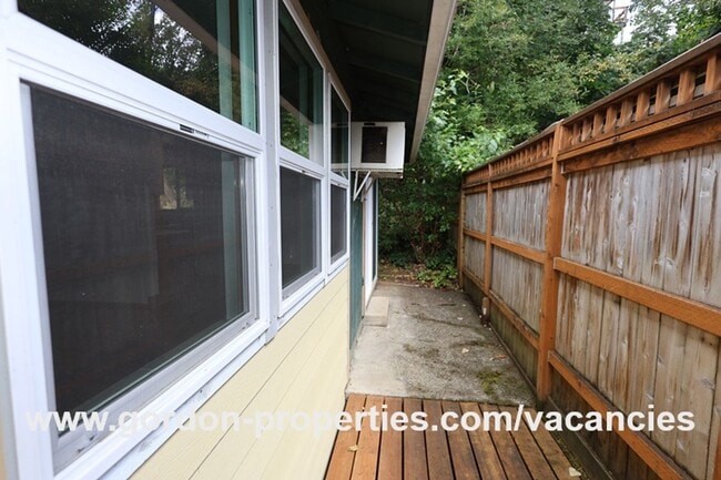 Building Photo - Webster Rd - Gladstone 2 bedroom duplex