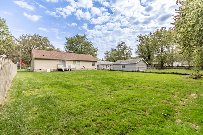 Building Photo - 832 S Cline Ave